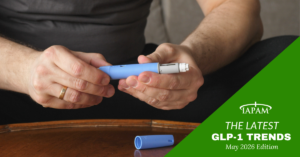 Hands of a person holding a blue insulin pen, with a spare cap on a wooden table; green promotional banner overlays the corner.